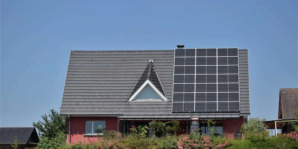 Specialistas pataria kaip išsirinkti saulės elektrinę savo namams: įvertinkite poreikius ir atlikite namų darbus