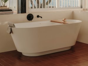 Vonia Roca Tura, matmenys: 1700x750x590mm,  laisvai pastatoma, Stonex medžiaga, su medine lentynėle