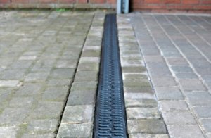 Plastikinis ACO Hexaline juodas latakas su cinkuotomis grotelėmis, L-1000 mm