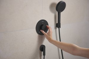 Jungtis potinkiniam dušui Fixfit Fine S juoda matinė