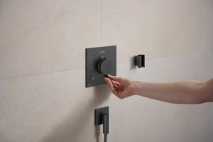 Jungtis potinkiniam dušui Fixfit Fine E, šlifuoto juodo chromo spalva