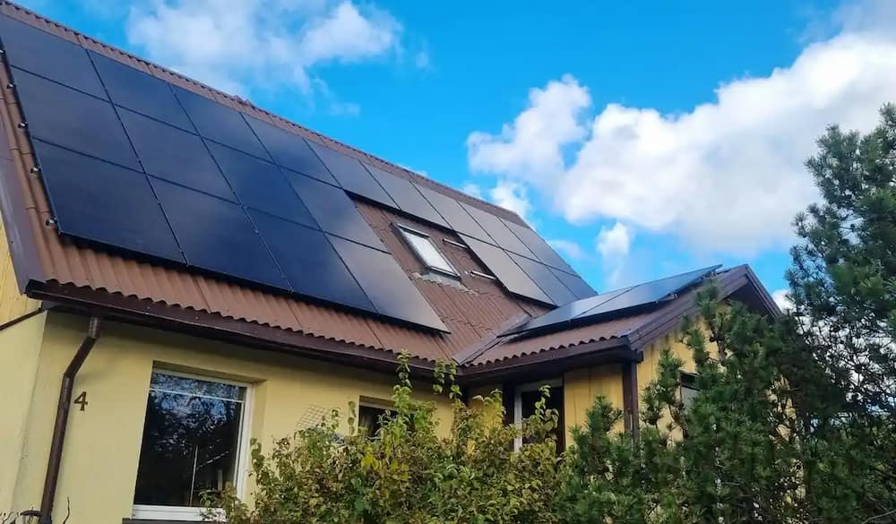 Specialistas neigia mitus apie saulės energiją: nuo didelės kainos iki sudėtingos priežiūros