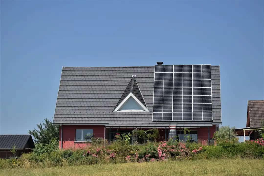 Specialistas pataria kaip išsirinkti saulės elektrinę savo namams: įvertinkite poreikius ir atlikite namų darbus